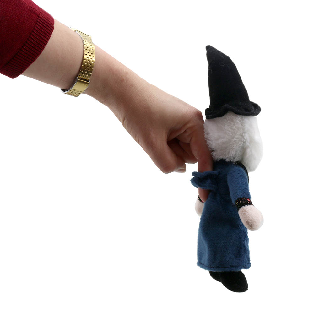 Hand hält die The Puppet Company Fingerpuppe Zauberer auf dem Finger, Anwendungsbeispiel mit Armbanduhr