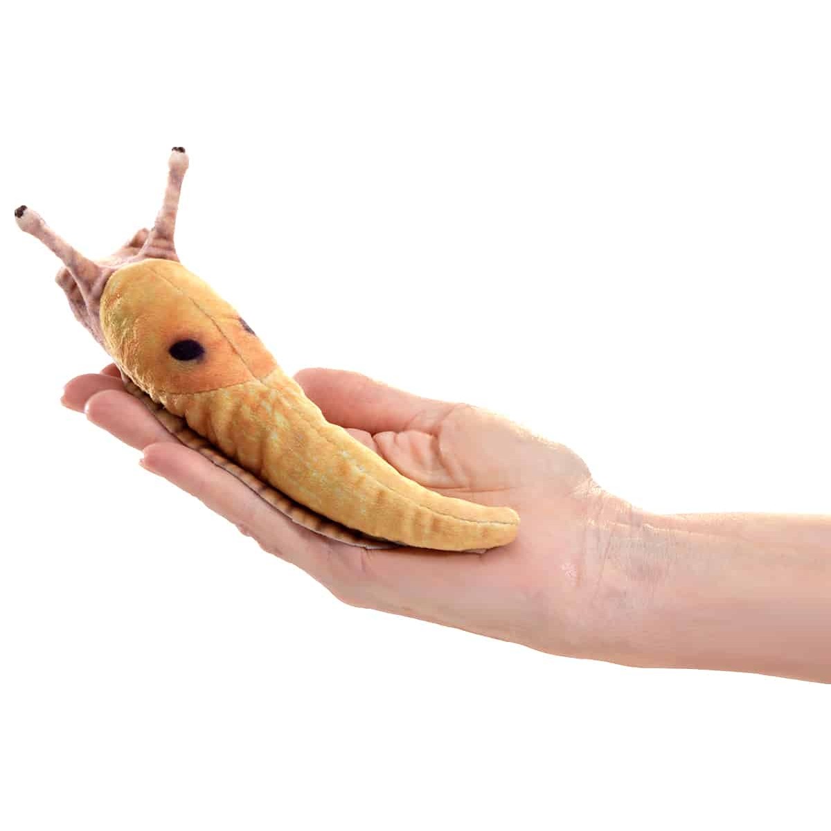 Folkmanis Fingerpuppe mini Bananenschnecke in Gelb-Braun liegt auf einer offenen Handfläche, Seitenansicht