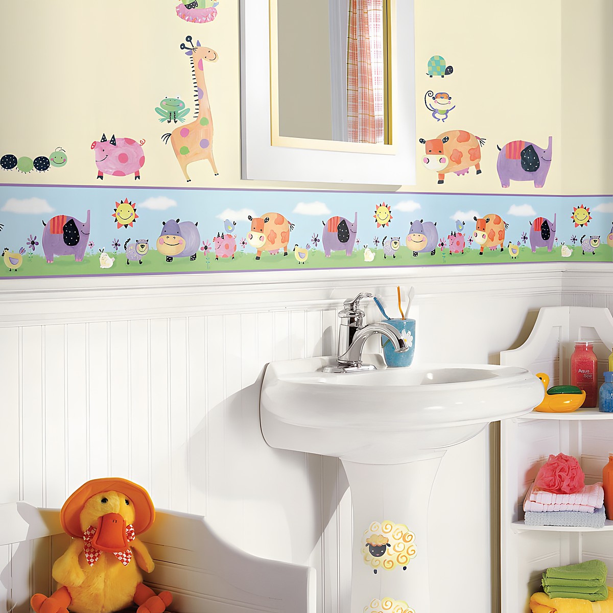 RoomMates Bordüre Polka Dot Piggy, bunter Bordürenstreifen mit Bauernhoftieren wie Schaf, Nilpferd und Kuh über Tier-Wandstickern an einer gelben Badezimmerwand