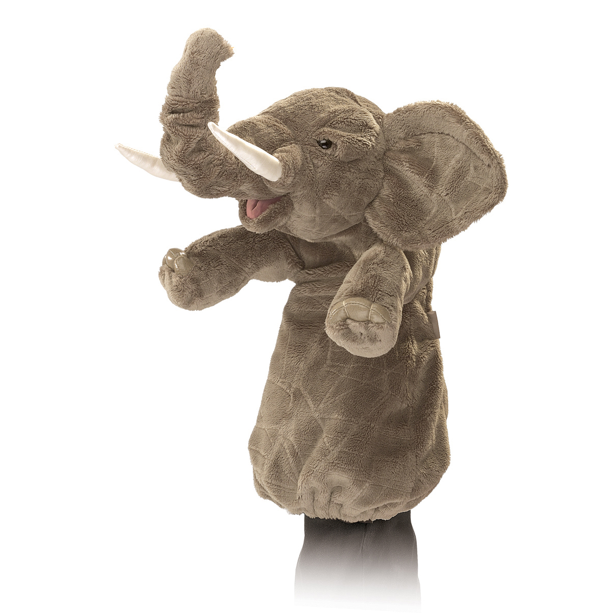Folkmanis Elefant Handpuppe aus grauem Plüsch mit erhobenem Rüssel, weißen Stoßzähnen und seitlich ausgebreiteten Ohren, auf Hand geführt