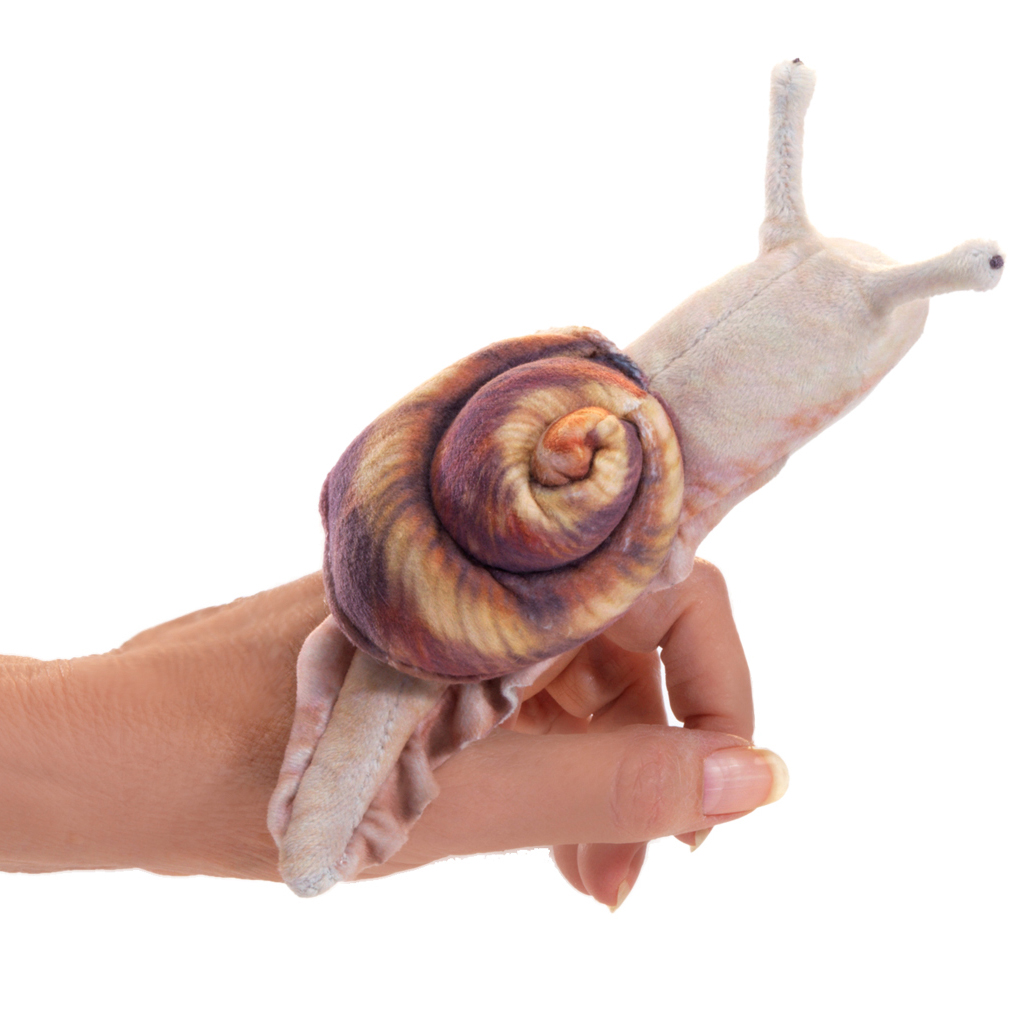 Folkmanis Fingerpuppe mini Schnecke mit gewundenem braun-violettem Schneckenhaus und ausgestreckten Fühlern auf einer Hand
