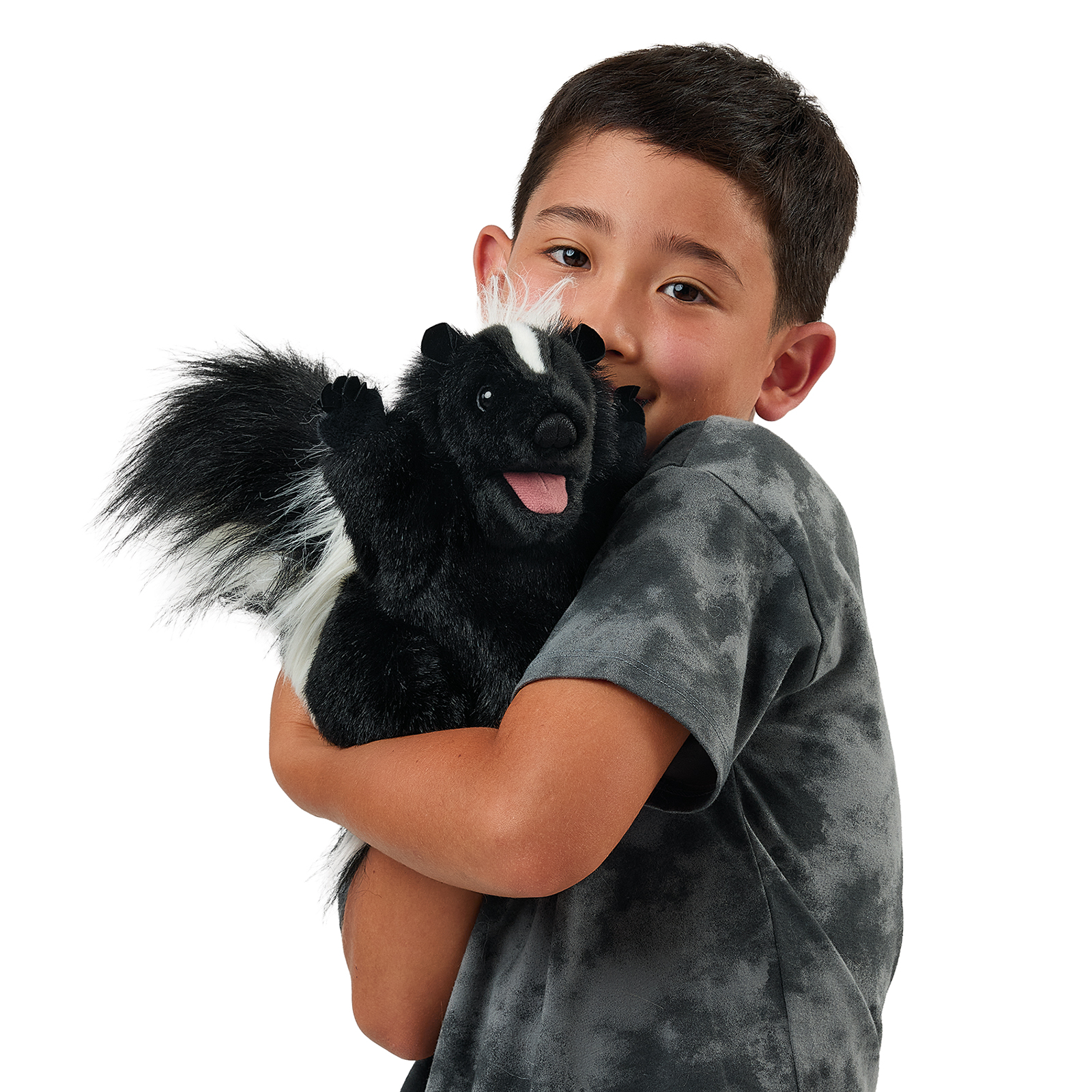 Folkmanis Handpuppe stehendes Stinktier an der Hand eines Jungen, Nahaufnahme mit geöffnetem Maul.