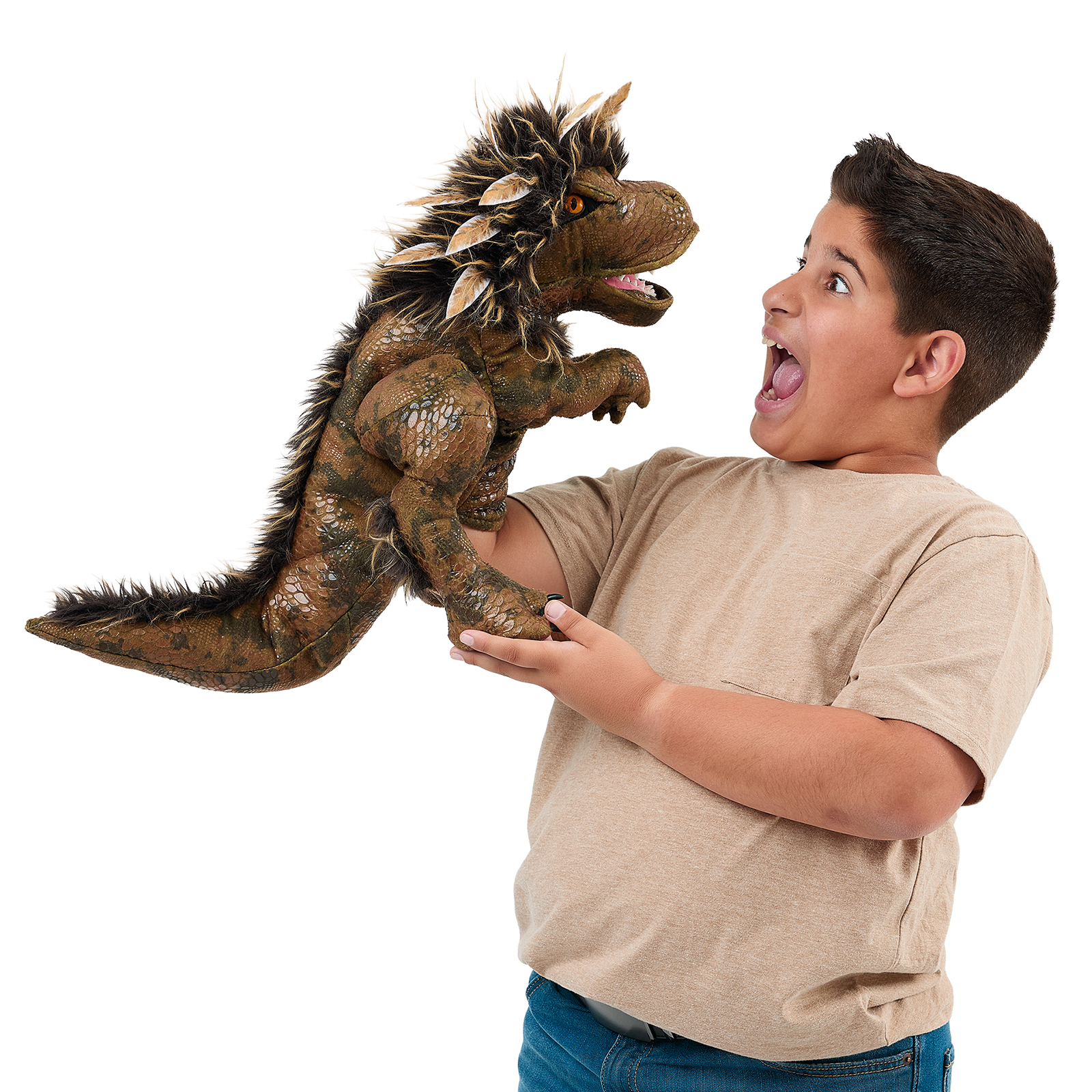 Folkmanis Handpuppe gefiederter Tyrannosaurus Rex am Arm eines Jungen, der es überrascht anschaut, das Maul geöffnet.