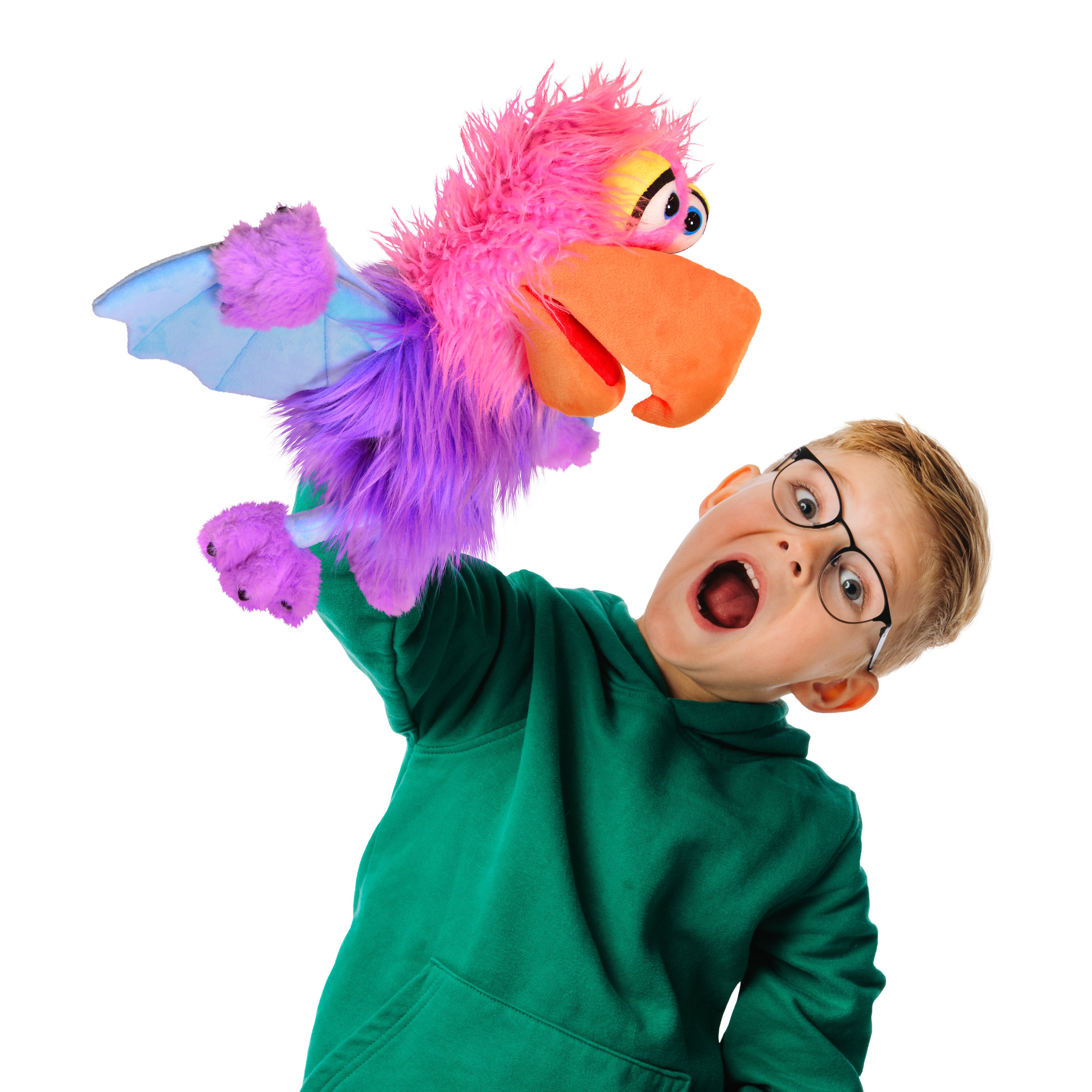 Kind hält die Living Puppets Handpuppe Schnäck, den pink-lila Vogel mit orangefarbenem Schnabel, auf der Hand, Anwendungsbeispiel