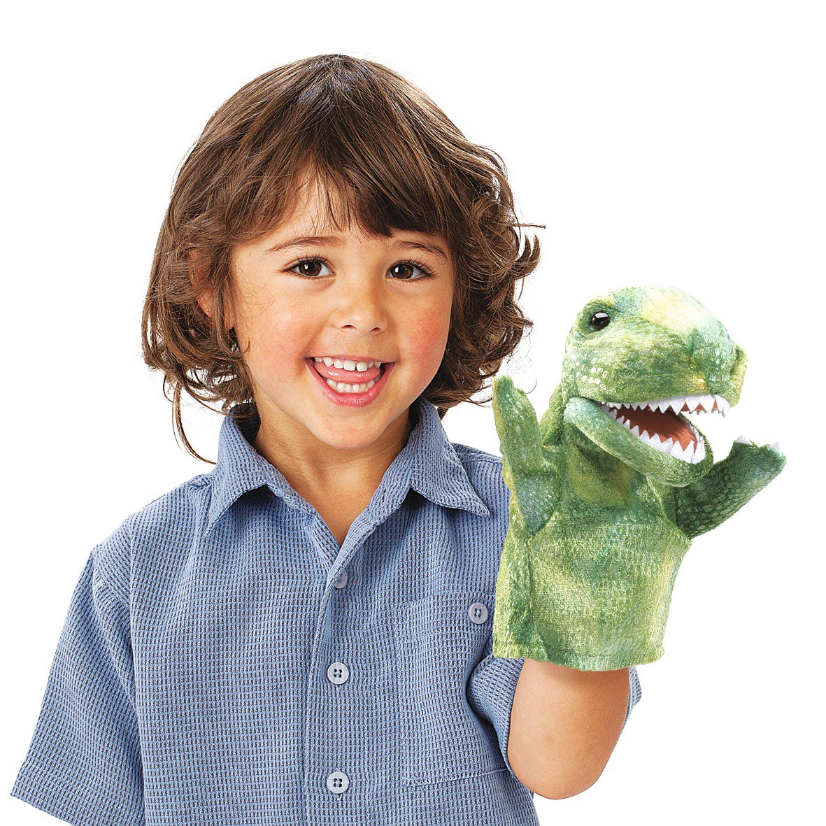Kind hält grüne Folkmanis Handpuppe kleiner T-Rex mit geöffnetem Maul und sichtbaren Zähnen in die Kamera.