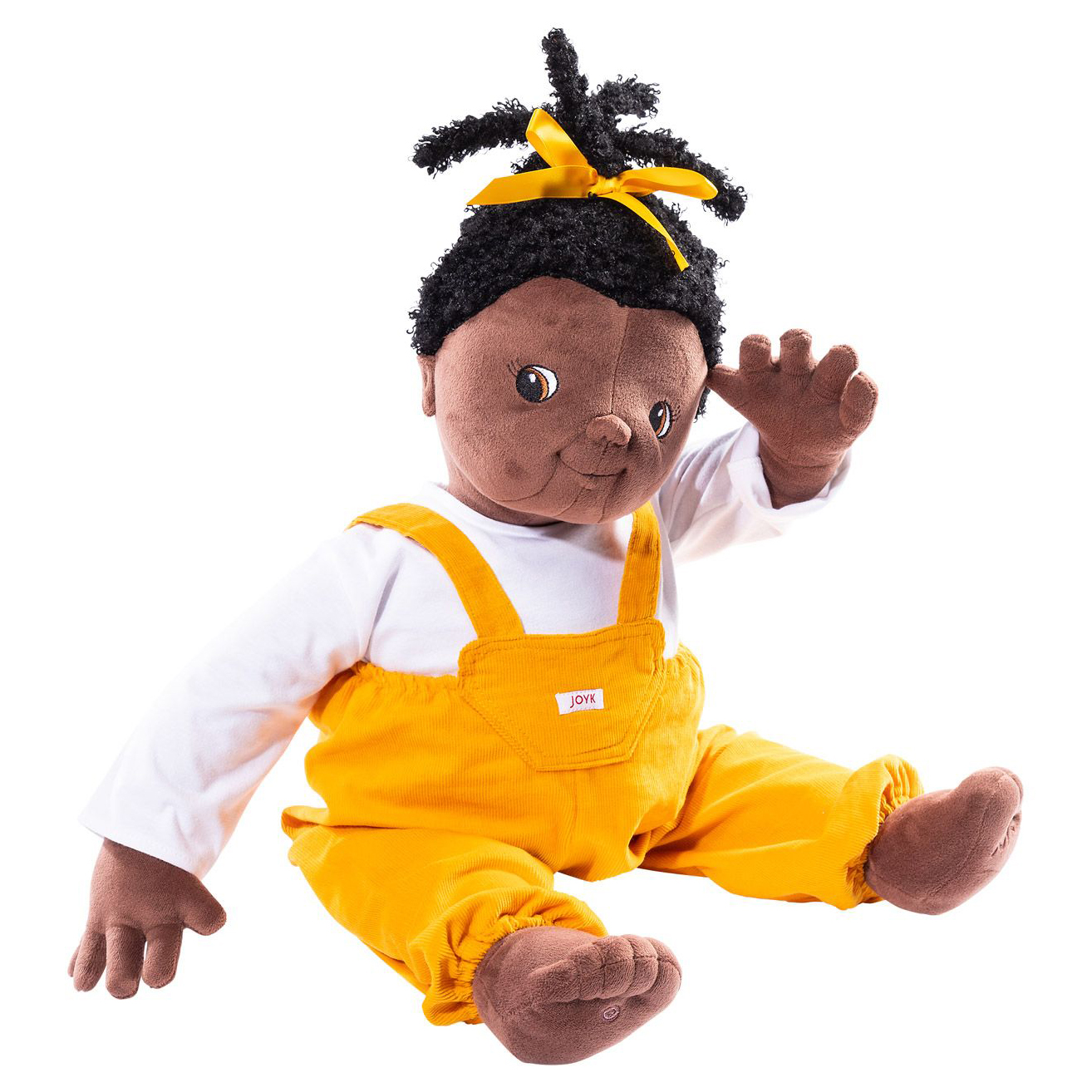 Joyk Empathiepuppe Sofia mit schwarzem Zopf, gelber Schleife, weißem Shirt und gelber Latzhose