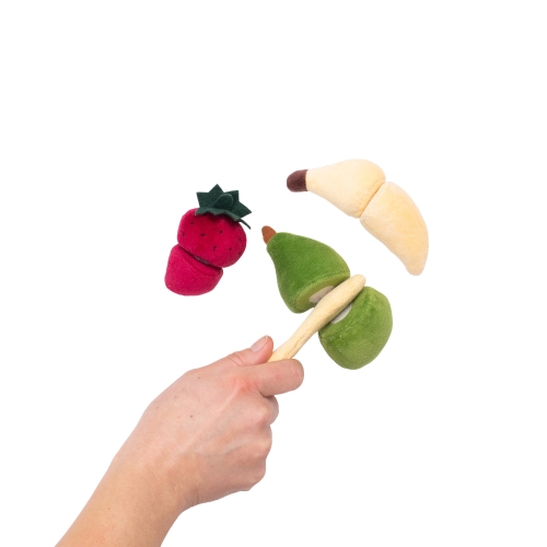 Plush fruit of the Rubens Barn feeding set: strawberry, pear and banana on the fabric spoon