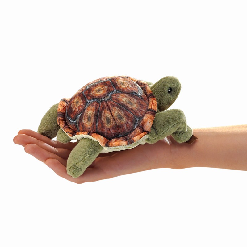 Folkmanis Fingerpuppe mini Landschildkröte mit detailliert bedrucktem Panzer in Brauntönen, auf einer offenen Hand liegend
