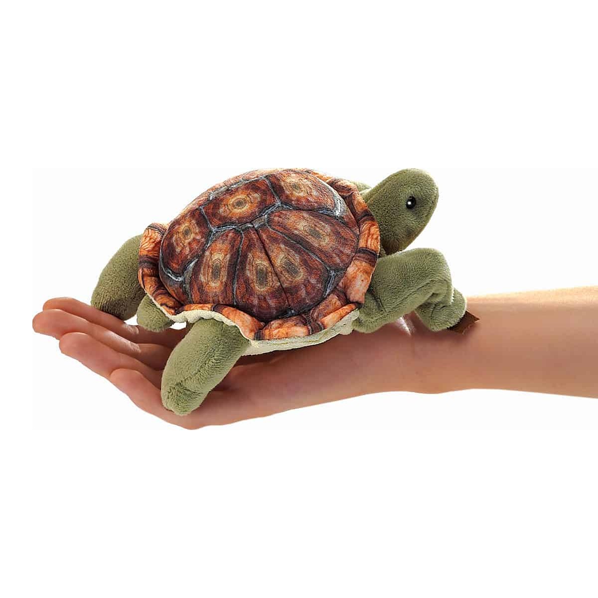 Folkmanis Fingerpuppe mini Landschildkröte mit detailliert bedrucktem Panzer in Brauntönen, auf einer offenen Hand liegend
