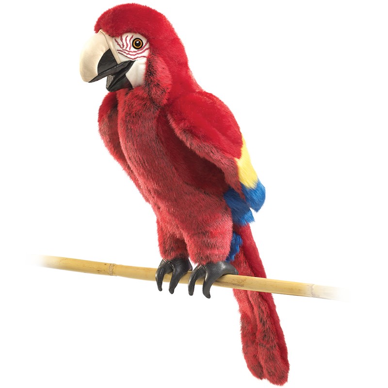 Folkmanis Handpuppe Ara in leuchtendem Rot mit gelb-blauen Flügelakzenten, auf einem Bambusstab sitzend, Seitenansicht