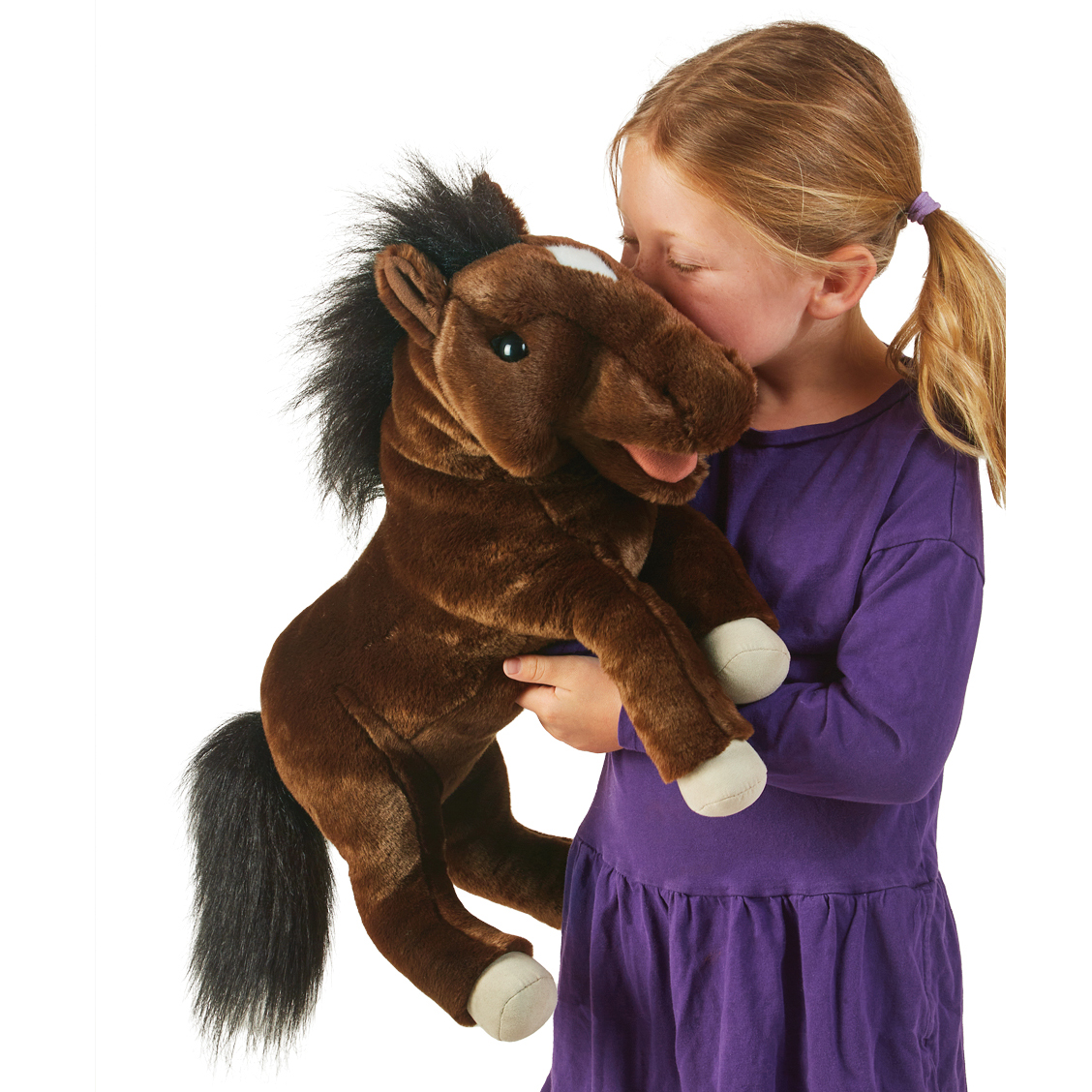 Mädchen hält und küsst die Folkmanis Handpuppe Pferd in Dunkelbraun mit schwarzer Mähne und hellem Blesse