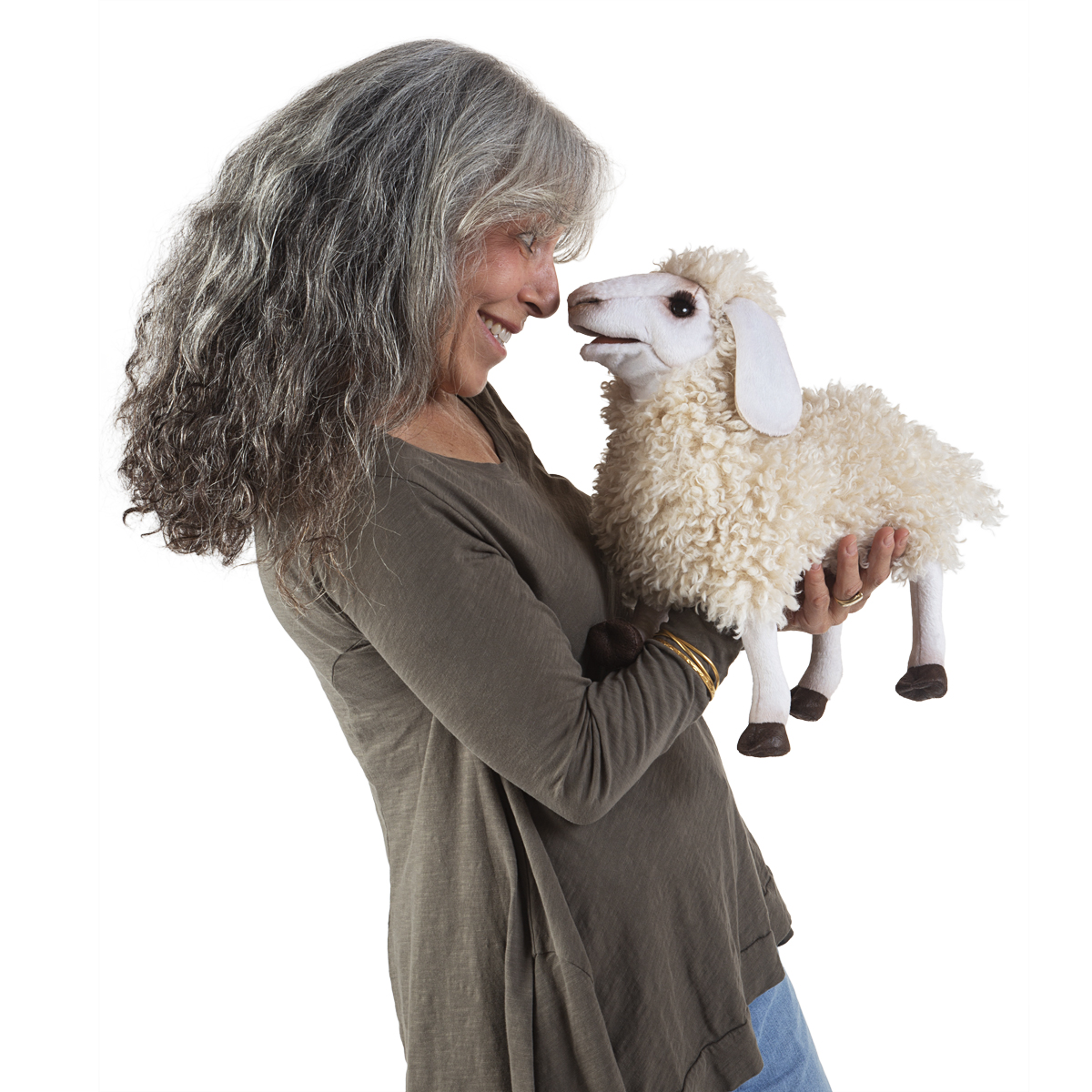 Folkmanis Handpuppe Wolliges Schaf mit cremefarbenem Lockenfell, von lächelnder Frau in Seitenansicht gehalten