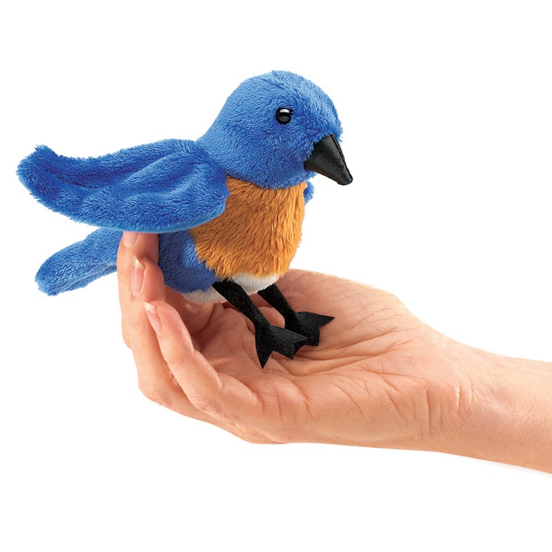 Folkmanis Fingerpuppe Mini-Hüttensänger in Blau und Rostbraun, auf einer offenen Hand sitzend, Seitenansicht