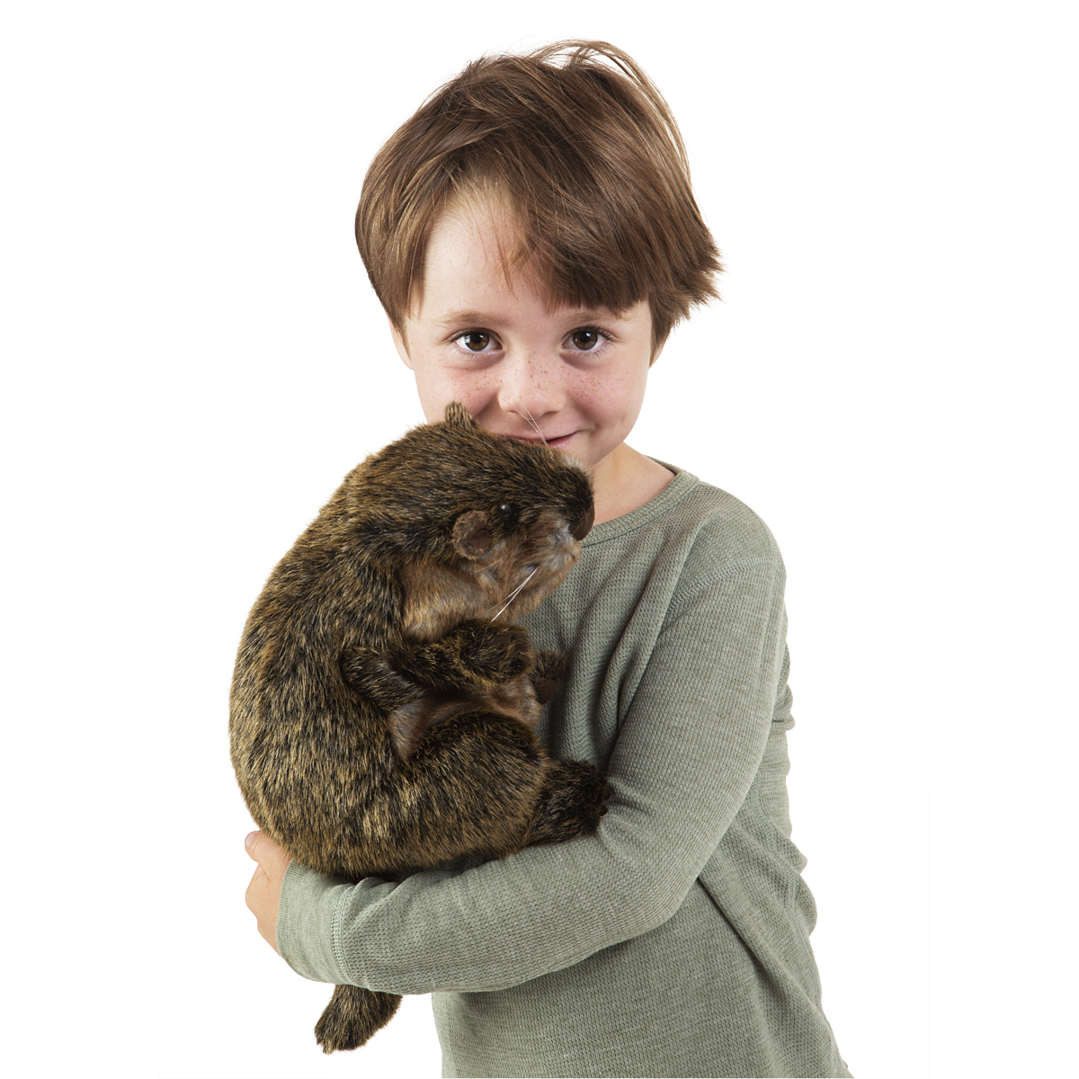 Kind hält Folkmanis Handpuppe Murmeltier mit braunem Kunstfell und Schnurrhaaren im Arm, Frontalansicht.