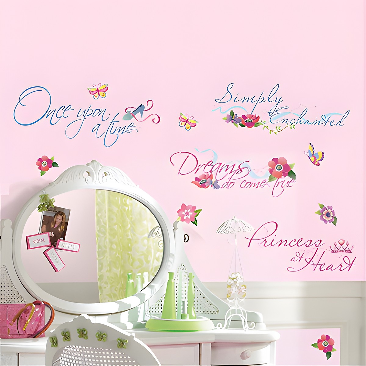 RoomMates Zitat-Wandsticker Disney Princess, geschwungene Schriftzüge wie „Once upon a time“ und „Dreams do come true“ mit Blumenmotiven an einer rosafarbenen Kinderzimmerwand