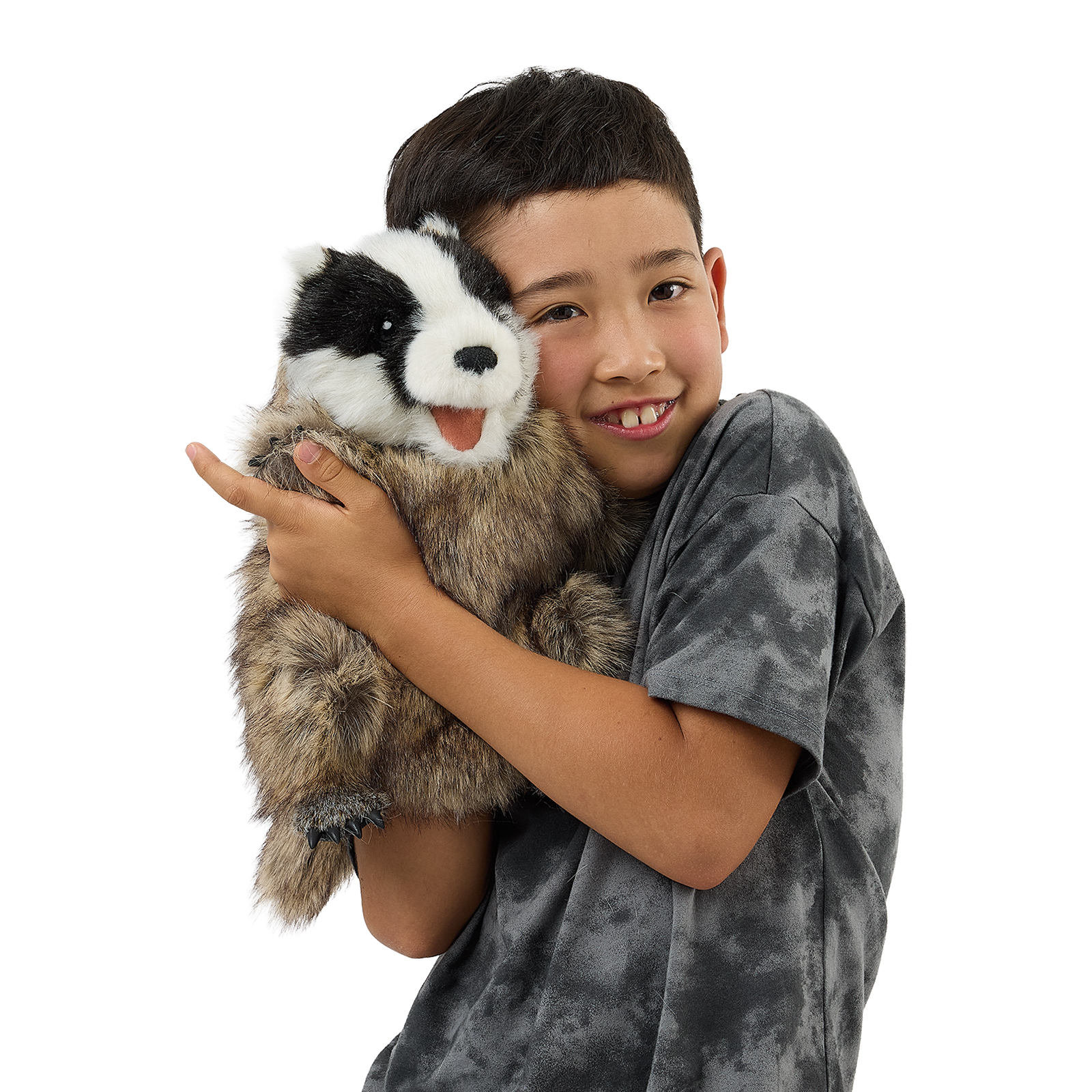 Folkmanis Handpuppe Dachs am Arm eines Jungen, das Maul weit geöffnet mit deutlich sichtbarer rosa Zunge.