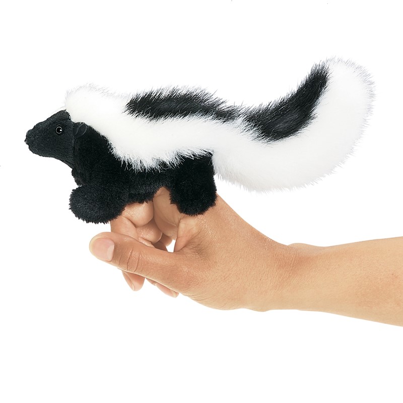 Folkmanis Mini-Fingerpuppe Stinktier in Schwarz-Weiß auf einem Zeigefinger, Seitenansicht mit buschigem Schwanz