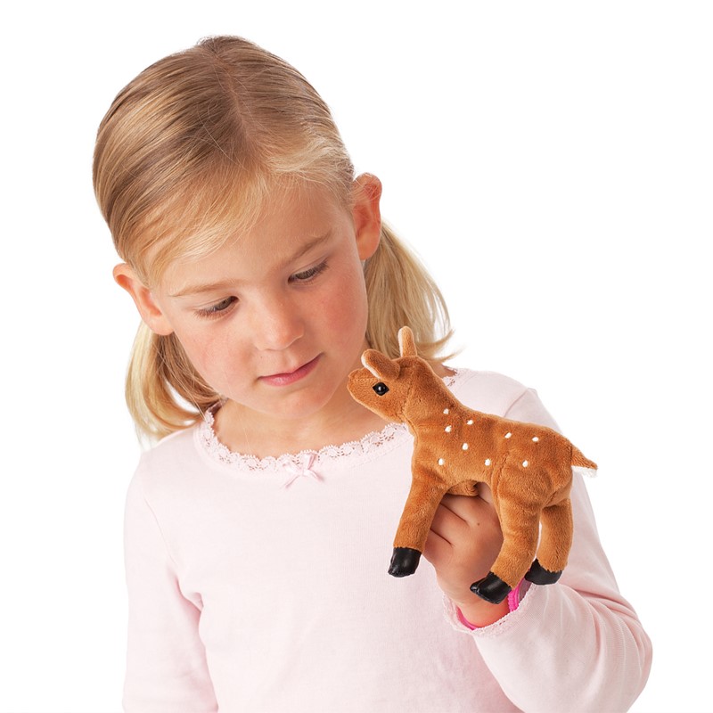 Mädchen mit Folkmanis Fingerpuppe mini Reh in Braun mit weißen Flecken auf dem Finger