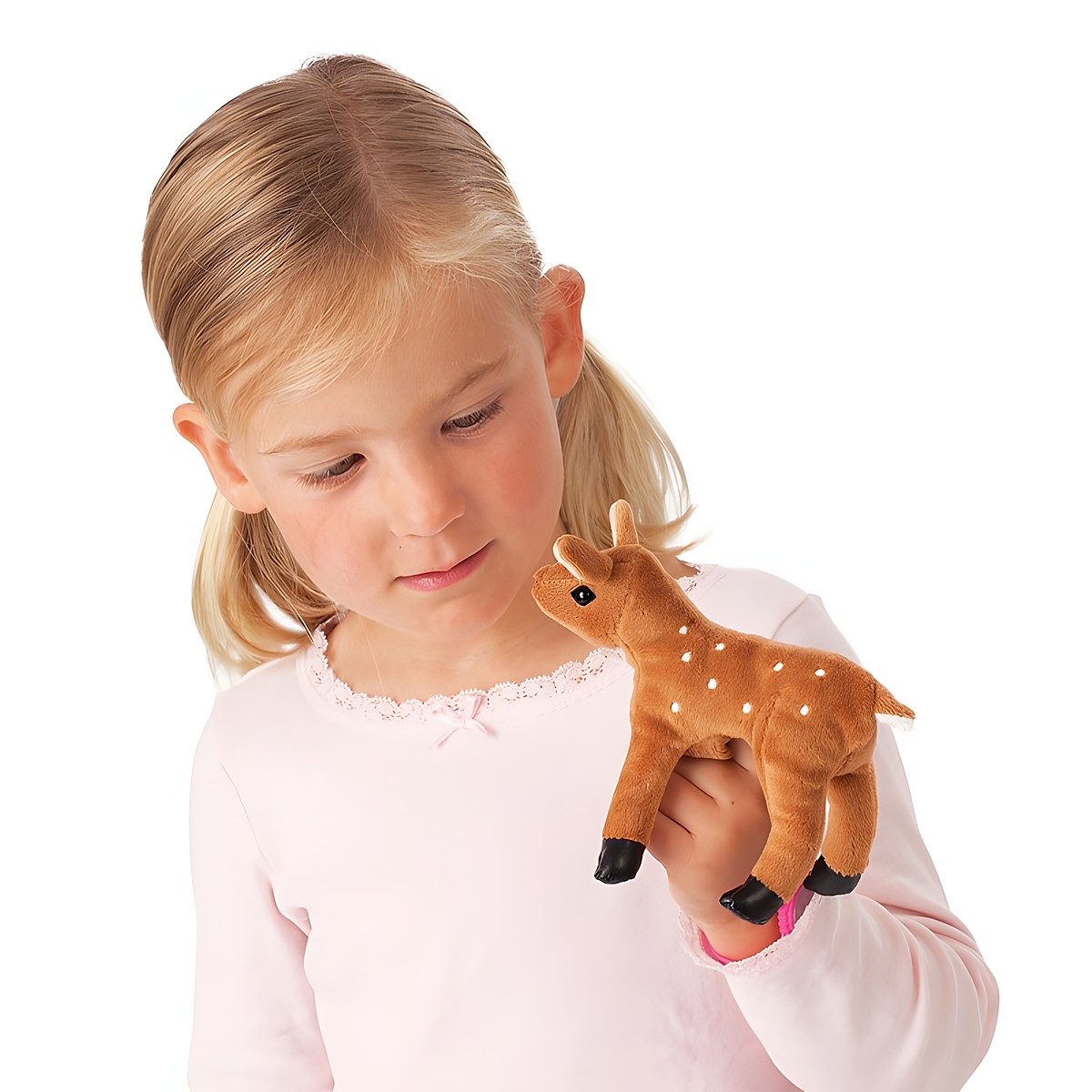 Mädchen mit Folkmanis Fingerpuppe mini Reh in Braun mit weißen Flecken auf dem Finger