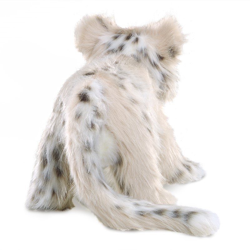 Folkmanis Handpuppe Baby Schneeleopard von hinten, cremefarbenes Plüschfell mit dunklen Flecken und langem Schwanz.