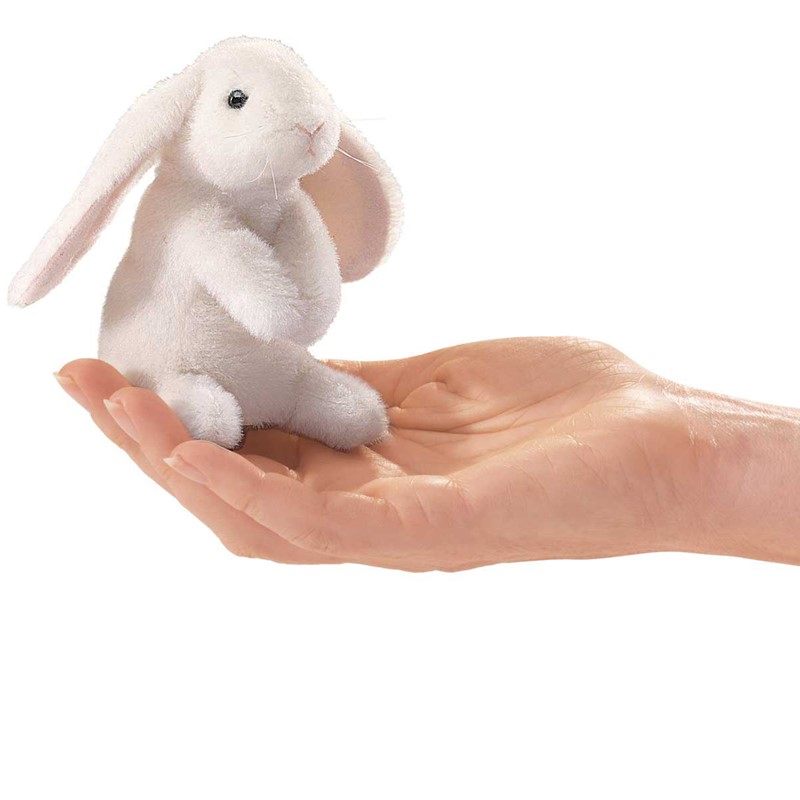 Folkmanis Mini-Fingerpuppe weißes Widderkaninchen sitzt aufrecht auf einer geöffneten Handfläche, Größenvergleich