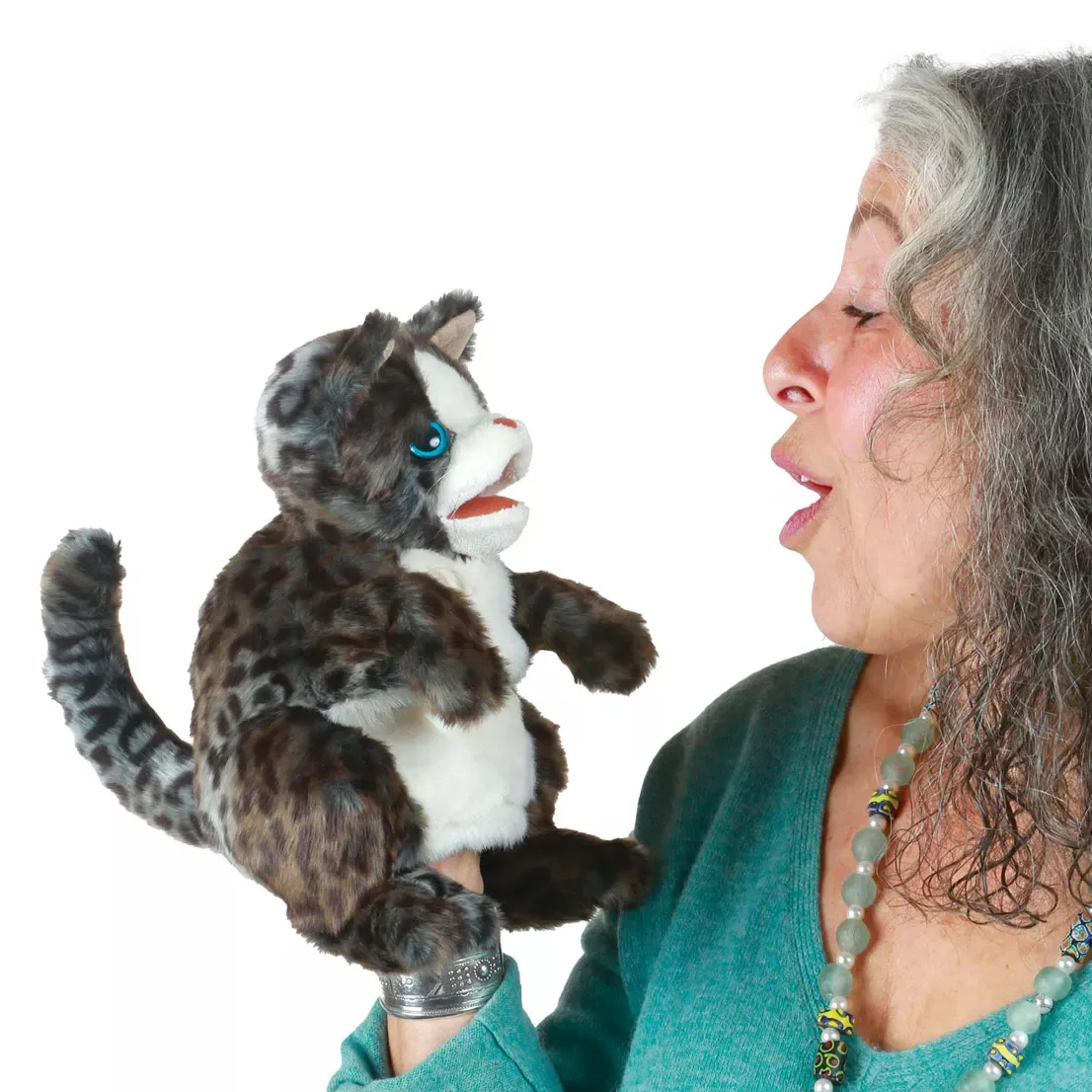 Folkmanis Handpuppe Wildkatzenbaby mit dunkel geflecktem Fell und blauen Augen, von einer Frau auf der Hand geführt