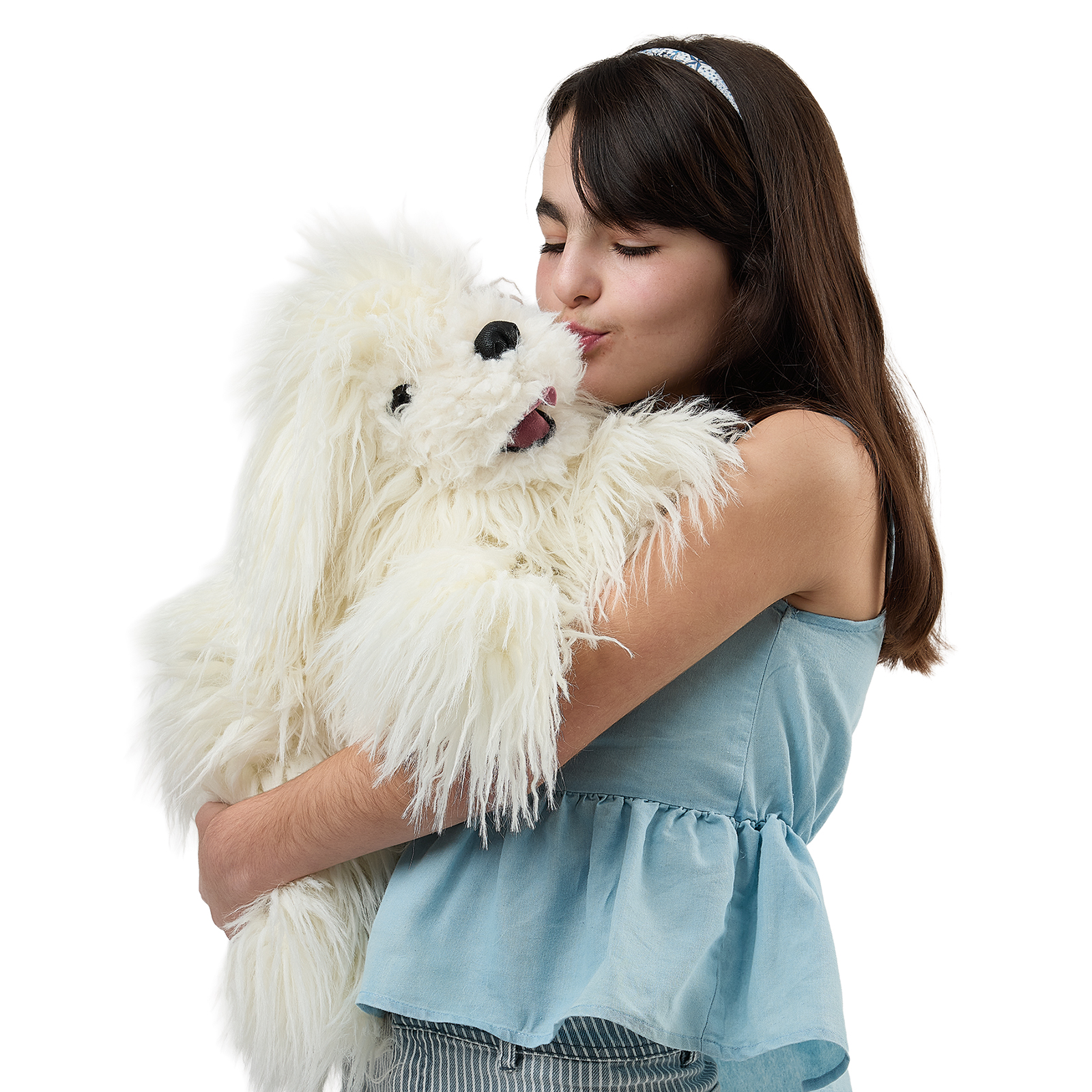 Folkmanis Handpuppe Komondor an der Hand eines Mädchens, das ihre Nase an die Schnauze hält, Nahaufnahme.