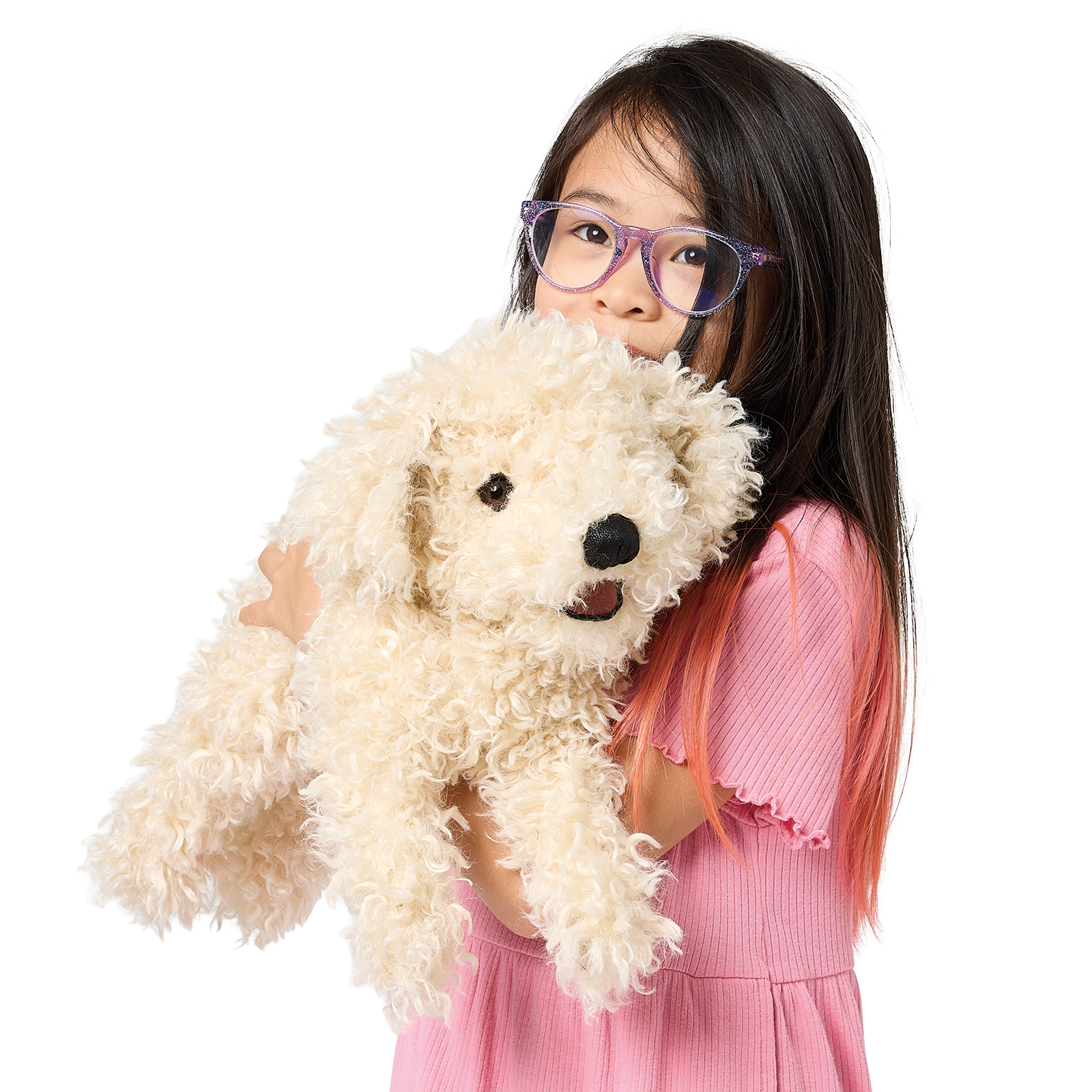 Mädchen mit lilafarbener Brille hält die Folkmanis Handpuppe Pudelwelpe mit cremefarbenem Lockenfell vor weißem Hintergrund.