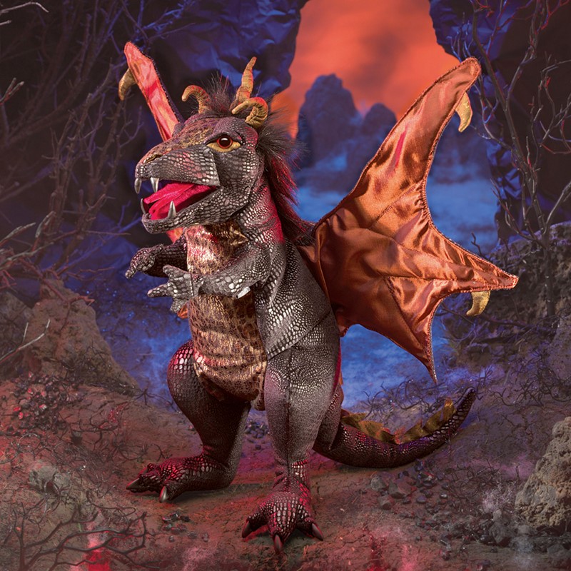 Folkmanis Handpuppe schwarzer Drache mit glänzend-kupferfarbenen Flügeln, geöffnetem Maul und Hörnern vor dramatischer Vulkankulisse