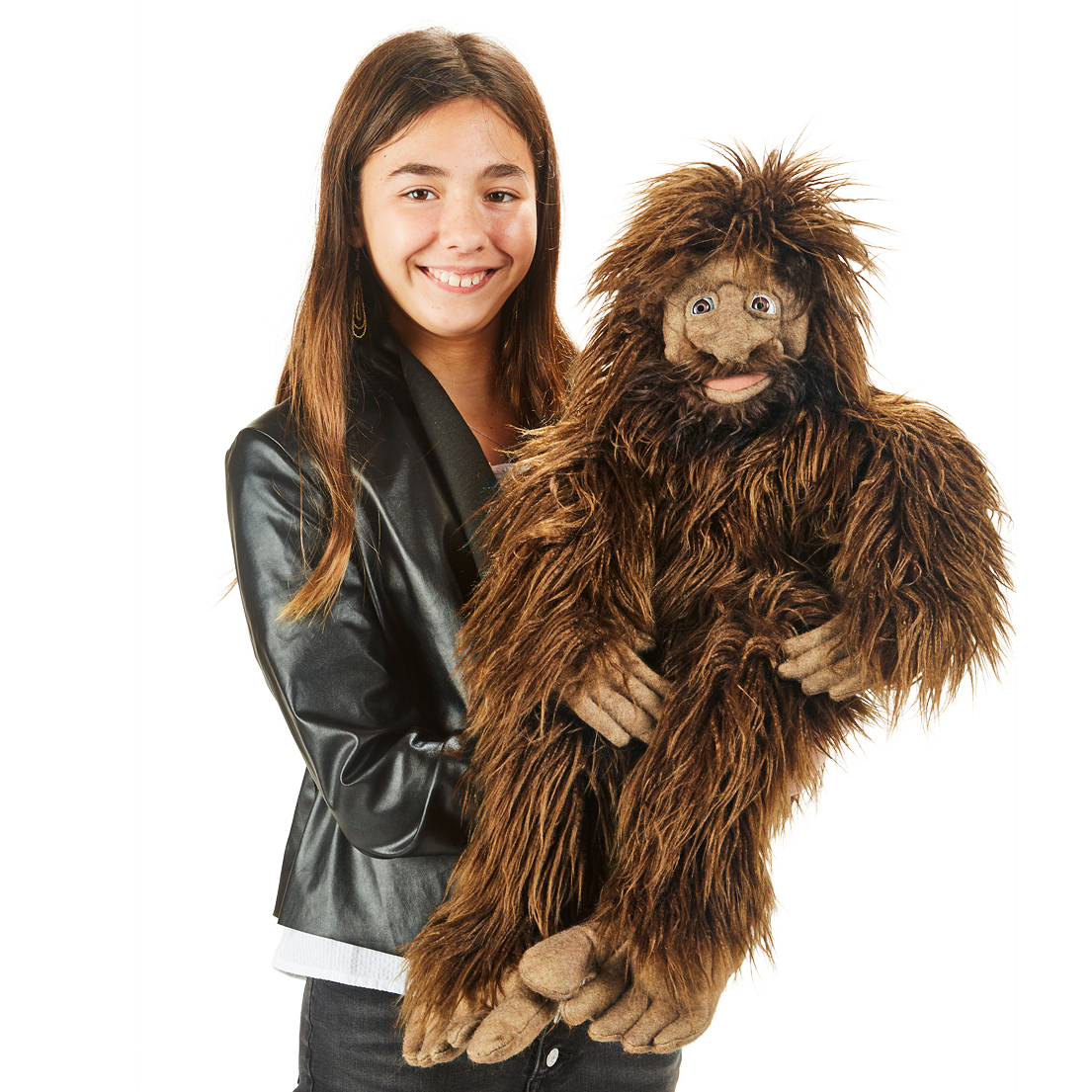 Mädchen hält große Folkmanis Bigfoot Handpuppe mit zottigem dunkelbraunem Fell und ausdrucksstarkem Gesicht