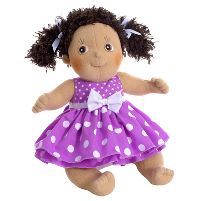 Rubens Kids Puppe Clara mit dunklen Löckchen und lila Punktekleid mit weißer Schleife