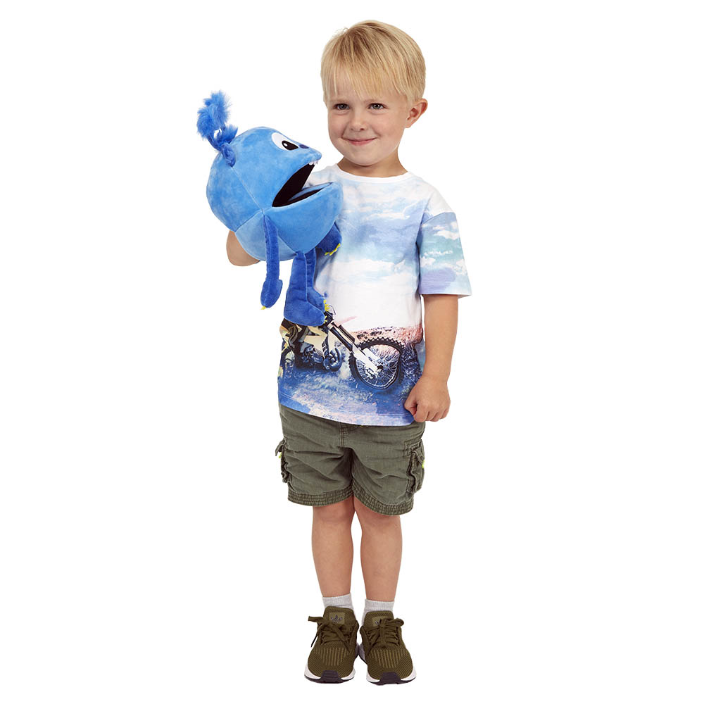 Junge hält die The Puppet Company Handpuppe Baby Monster blau auf dem Arm, Anwendungsbeispiel