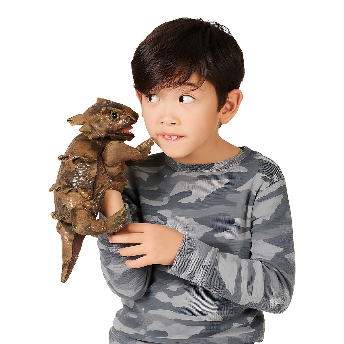 Junge hält die Folkmanis Handpuppe Hornkrötenechse in Brauntönen auf seiner Schulter und blickt sie seitlich an.