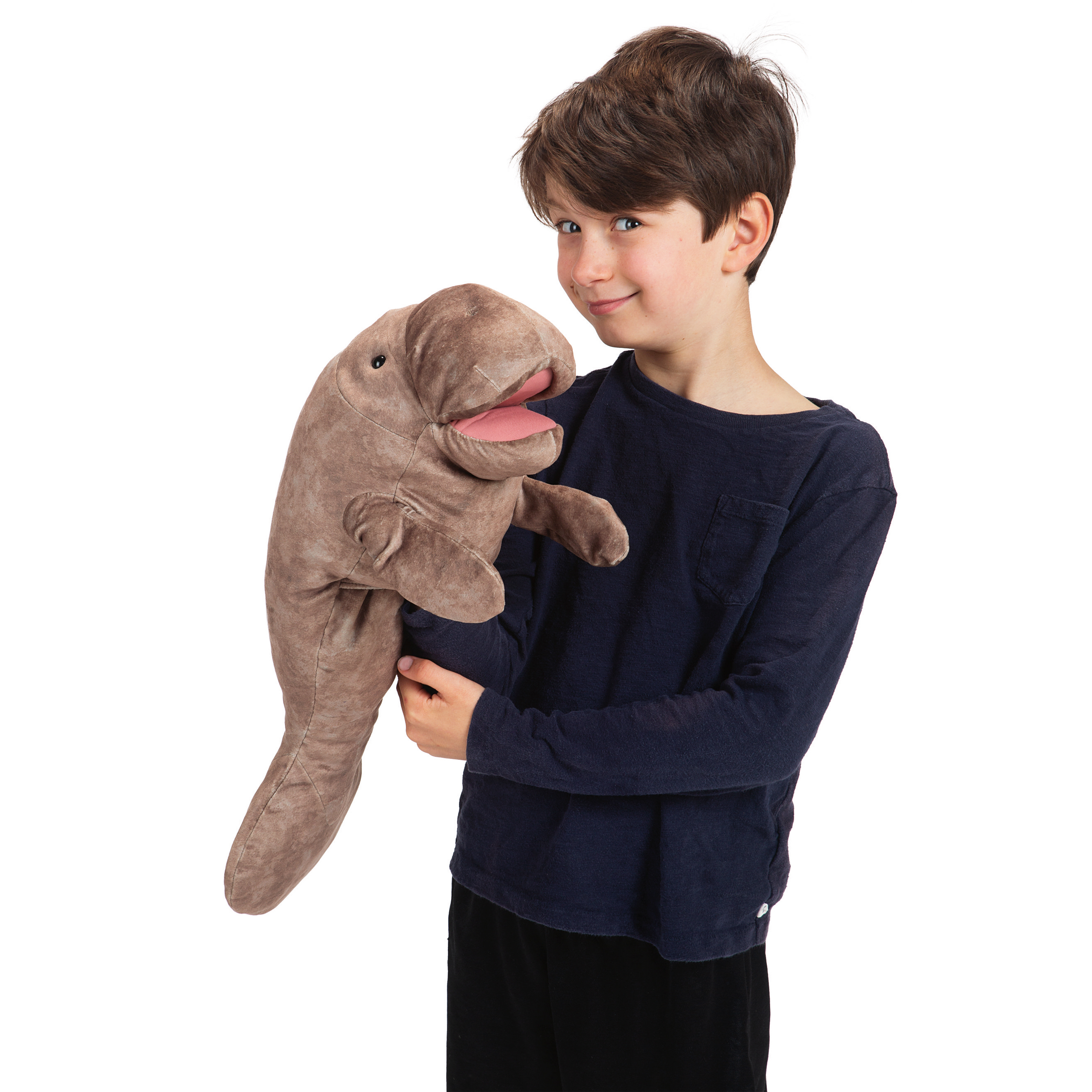 Junge hält Folkmanis Handpuppe Seekuh aus graubraunem Plüsch mit geöffnetem rosa Maul in den Armen