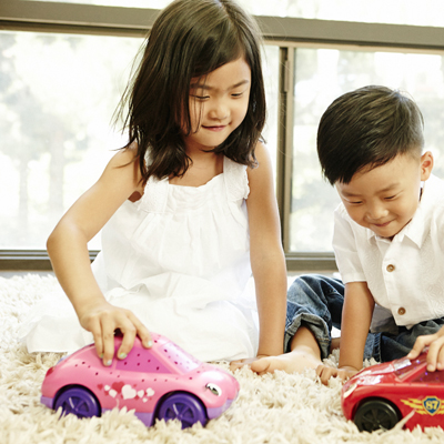 Cloud b Twilight Carz Pink Hearts, lifestyle photo with two children playing with the car night lights