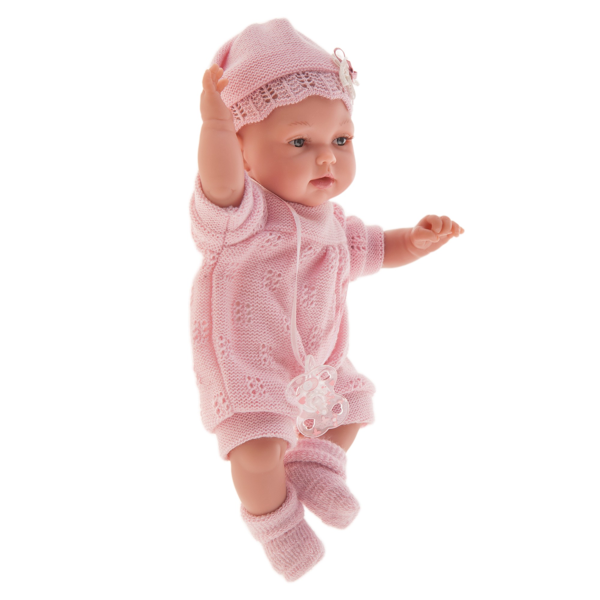 Antonio Juan Babypuppe Peke, realistische Puppe im rosa Strickset, Seitenansicht mit erhobenem Arm über dem Kopf vor weißem Hintergrund