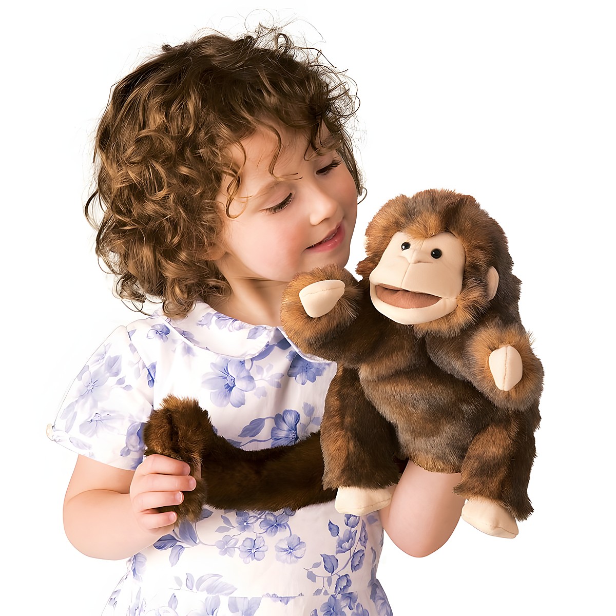 Mädchen führt braune Folkmanis Affe Handpuppe mit beweglichem Mund an der Hand