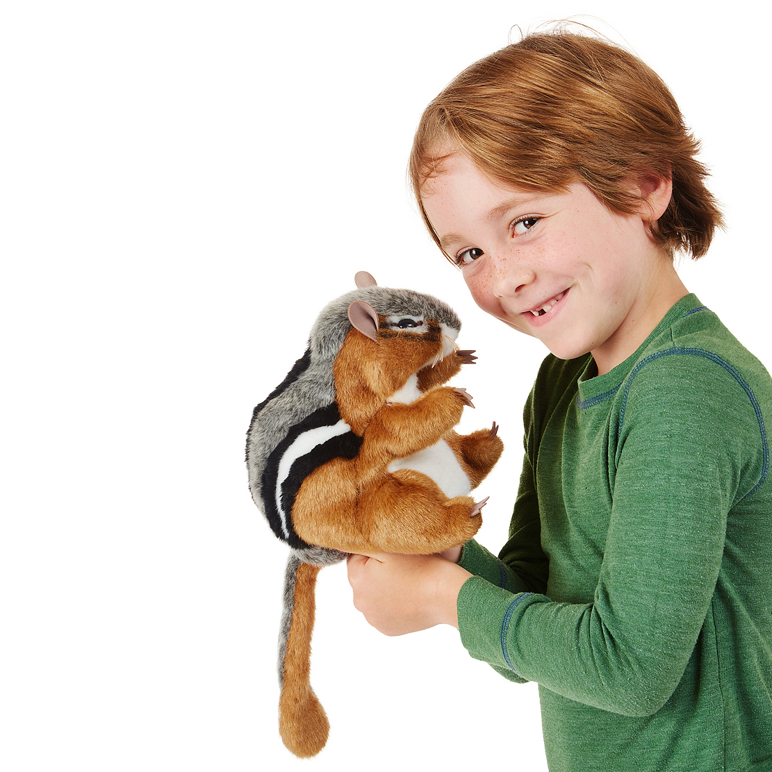 Junge hält Folkmanis Handpuppe Streifenhörnchen mit braun-grau-schwarz gestreiftem Fell und beweglichem Mund in den Händen