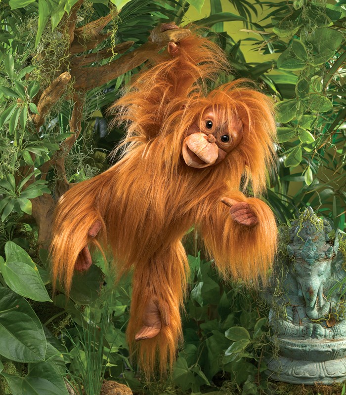 Folkmanis Handpuppe Baby Orang-Utan mit rotem Zottelfell, geöffnetem Mund und ausgestrecktem Arm vor grünem Dschungelhintergrund