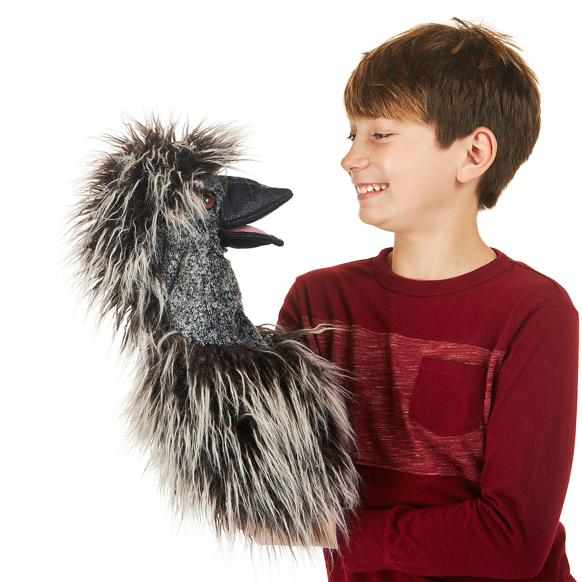 Junge hält Folkmanis Emu-Handpuppe mit zerzaustem grau-schwarzem Gefieder und beweglichem Schnabel in die Kamera