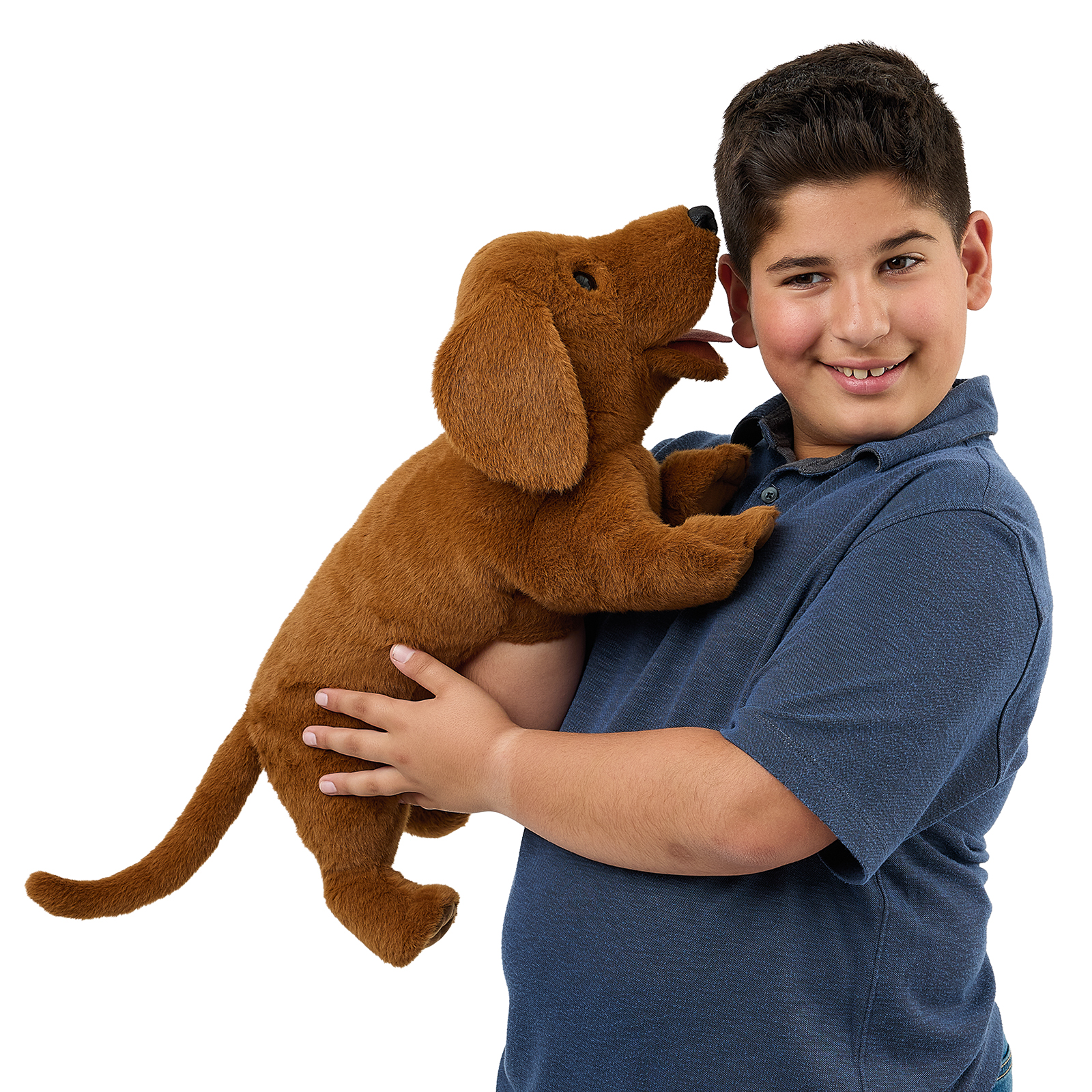 Folkmanis Handpuppe Dackel am Arm eines Jungen, der Kopf nah an seiner Wange mit geöffnetem Maul.