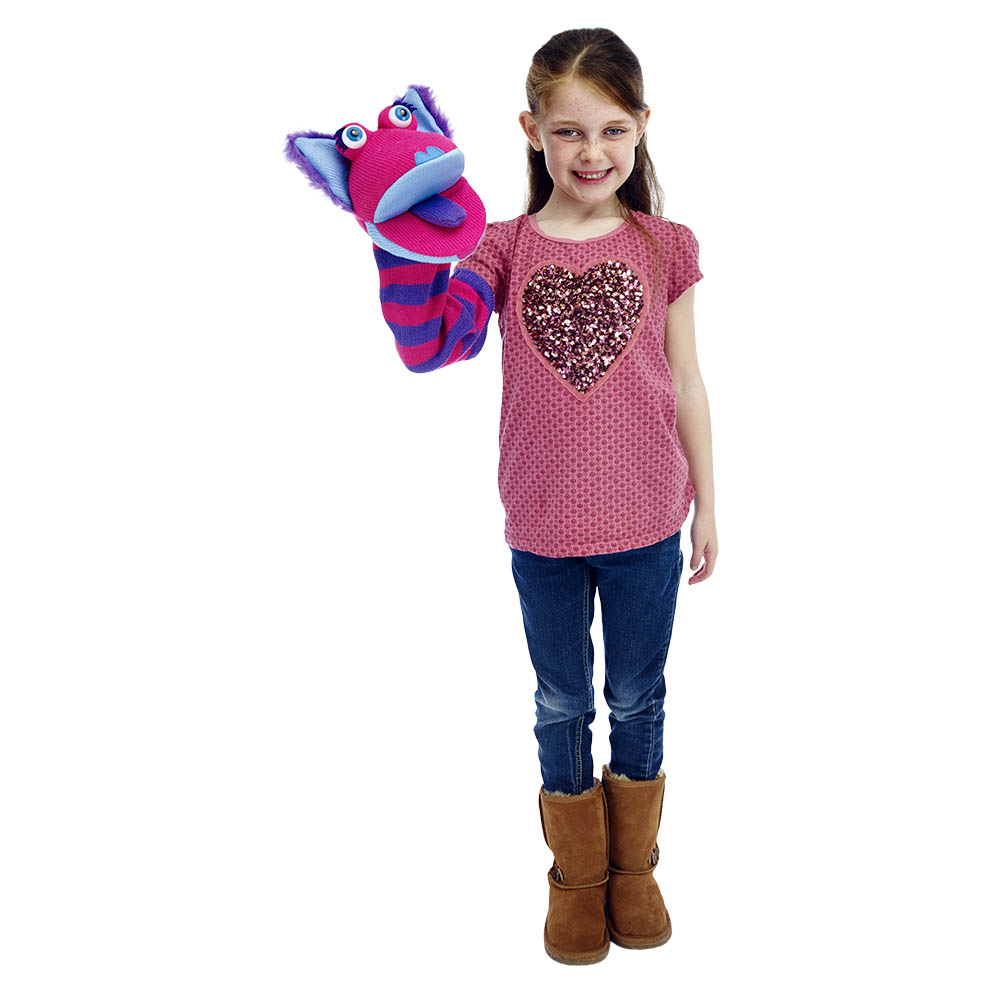 Mädchen hält die The Puppet Company Sockenhandpuppe Kitty auf der Hand, Anwendungsbeispiel