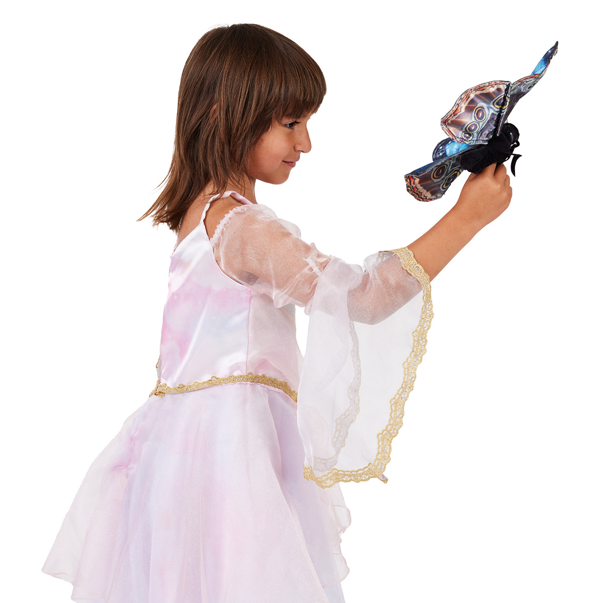 Mädchen im rosa Feenkleid hält die Folkmanis Handpuppe Blauer Morphofalter mit blau-braunen Flügeln in die Höhe, Seitenansicht.