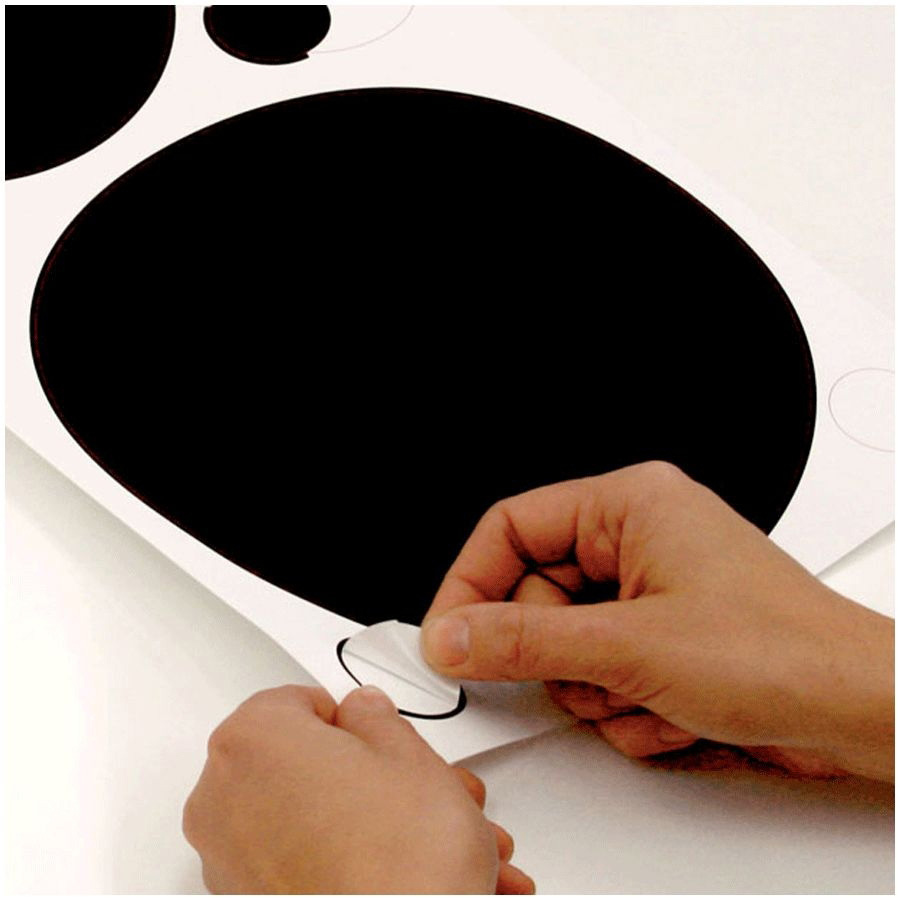 RoomMates Wandsticker Black & White Dots Peel & Stick, Hände lösen einen schwarzen Punktaufkleber vom Trägerbogen, Anwendungsbeispiel