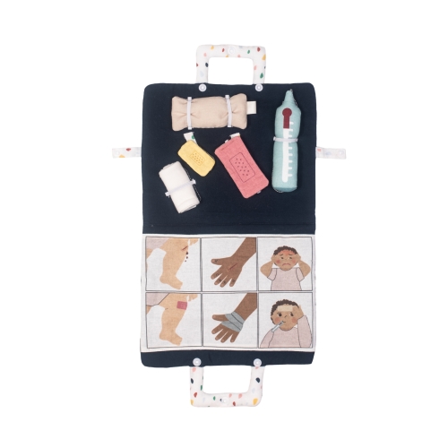 Erste-Hilfe-Set von Rubens Barn für Baby-Puppen: Stofftasche mit Verband, Pflastern, Thermometer und Bildtafeln