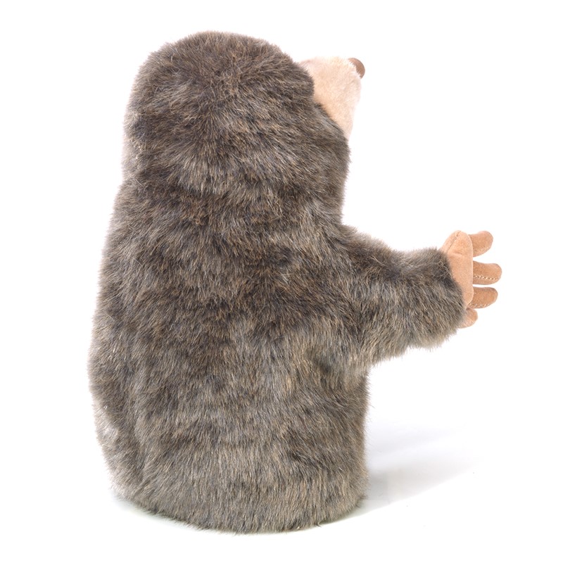 Folkmanis Handpuppe kleiner Maulwurf in der Seitenansicht mit grau-braunem Plüschfell und ausgestreckter Grabbelpfote