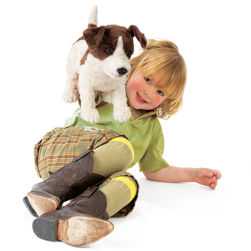 Folkmanis Handpuppe Jack Russell Terrier in Weiß-Braun auf der Schulter eines lächelnden Kindes, Seitenansicht