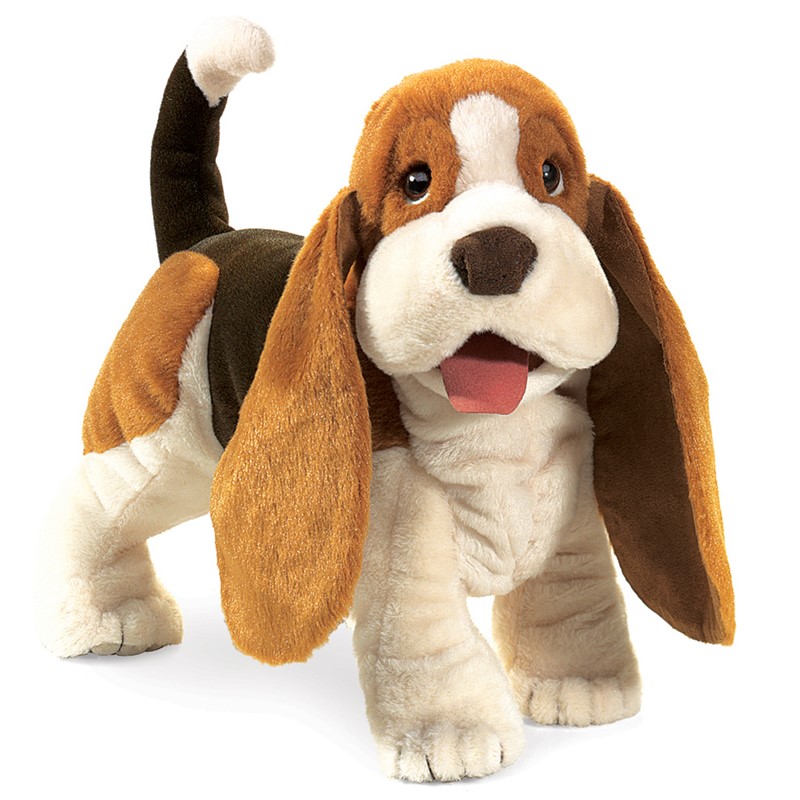 Folkmanis Handpuppe Basset in Dreifarbigkeit stehend, mit langen hängenden Ohren, geöffnetem Maul und hochgestellter Rute