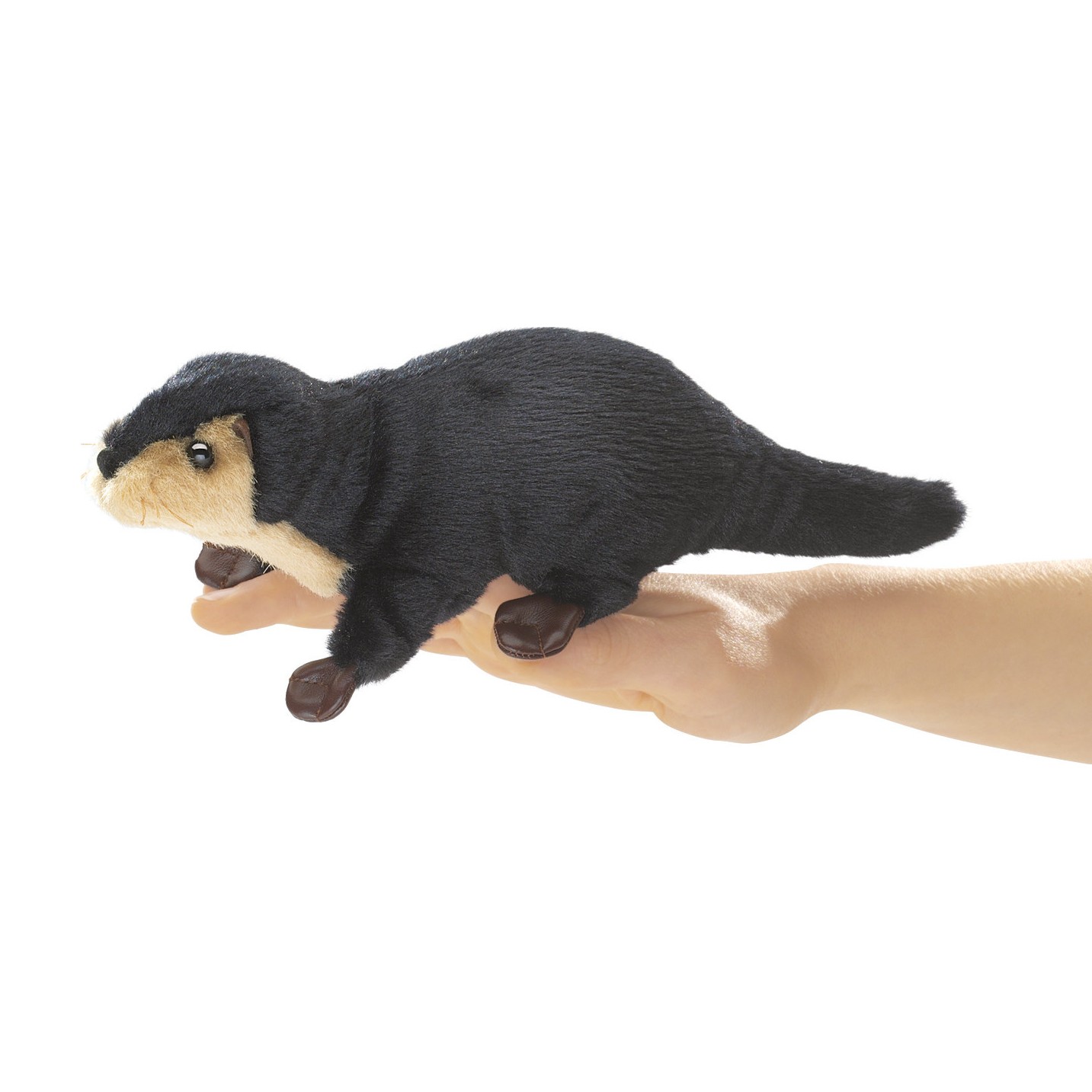 Folkmanis Fingerpuppe mini Flussotter in Schwarz-Beige, auf einer Hand in Seitenansicht aufgesteckt