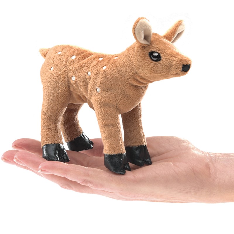 Folkmanis Mini-Fingerpuppe Reh, braun mit weißen Punkten und schwarzen Hufen, stehend auf einer Handfläche